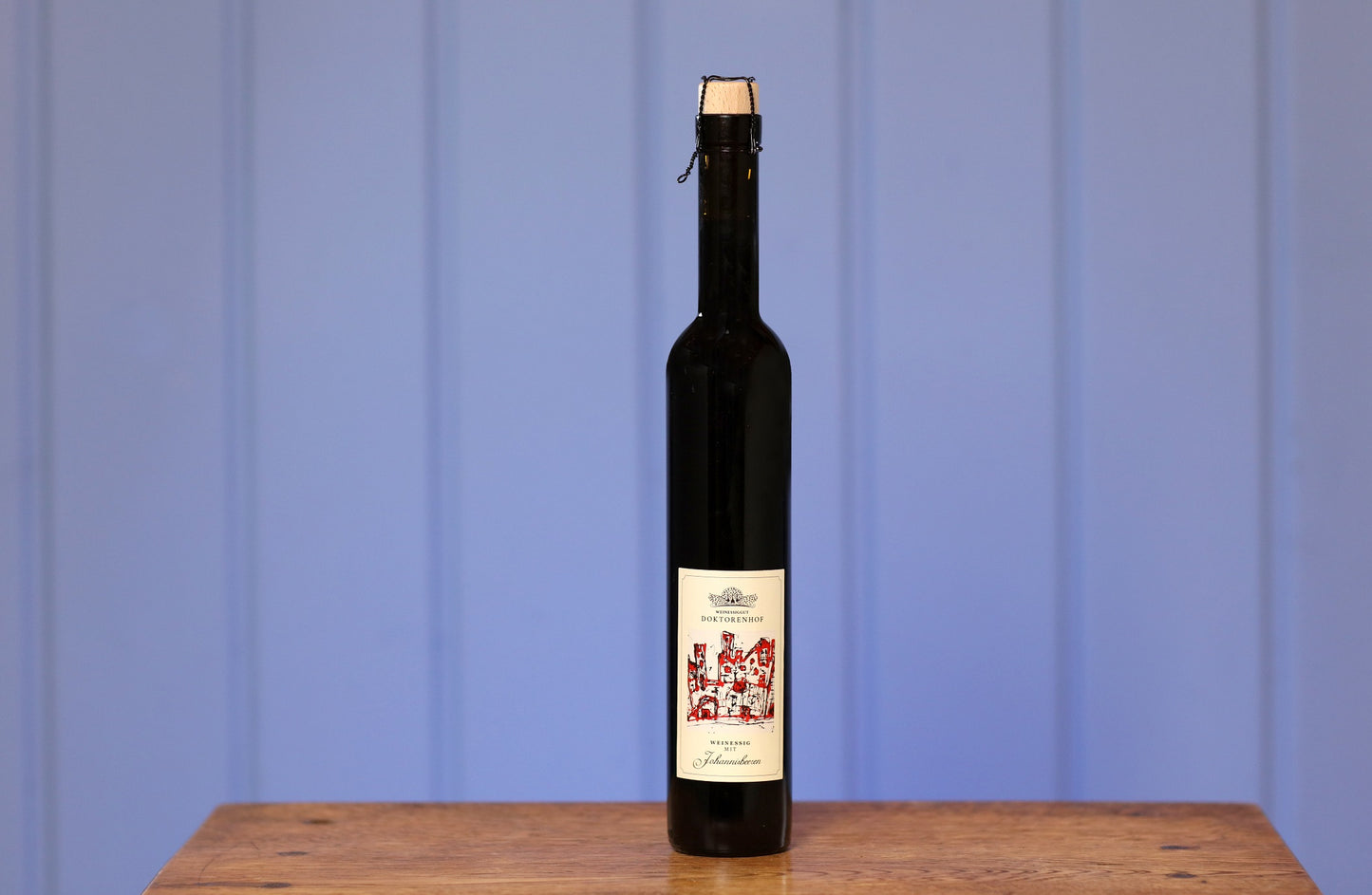 Weinessig mit schwarzen Johannisbeeren